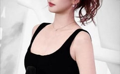 腿再张大点就能吃到扇贝了